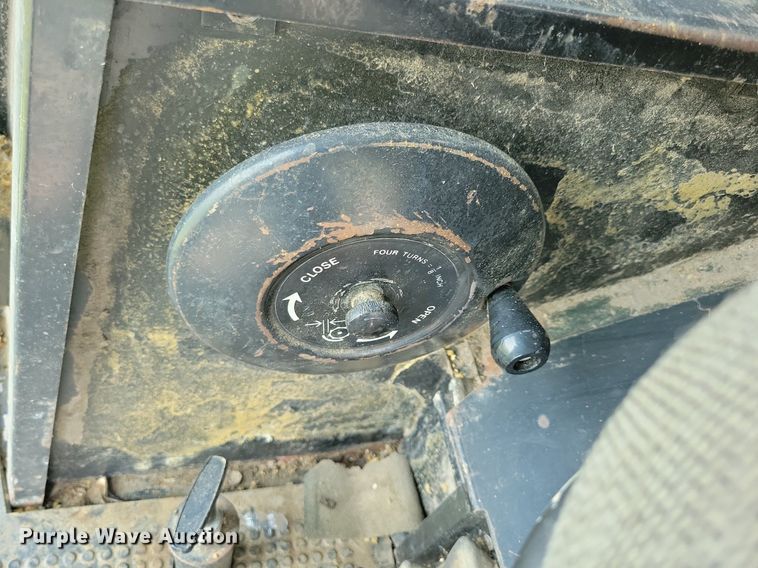 image for item DR4325 1984 John Deere Turbo 7720 combine