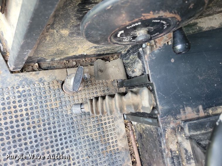 image for item DR4325 1984 John Deere Turbo 7720 combine