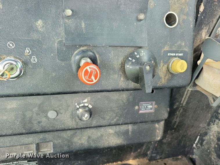 image for item DR4325 1984 John Deere Turbo 7720 combine