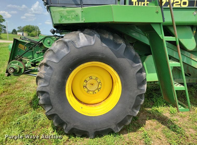 image for item DR4325 1984 John Deere Turbo 7720 combine