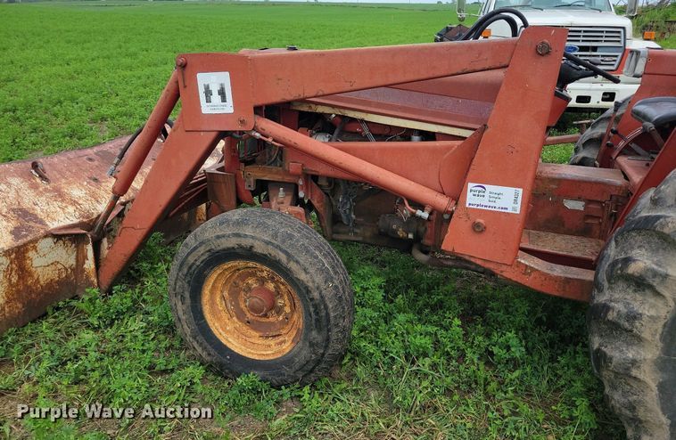 image for item DR4327 1975 International Harvester 574D tractor