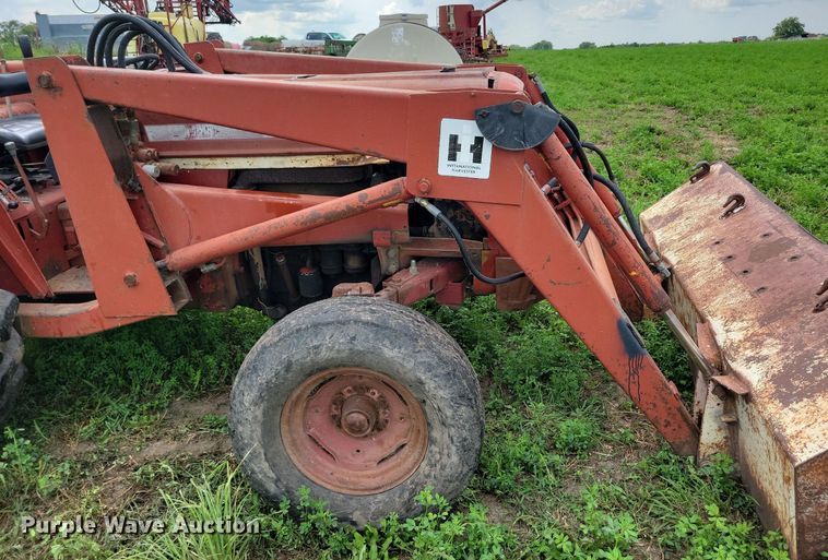 image for item DR4327 1975 International Harvester 574D tractor