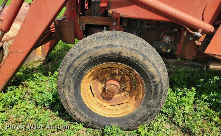 image for item DR4327 1975 International Harvester 574D tractor