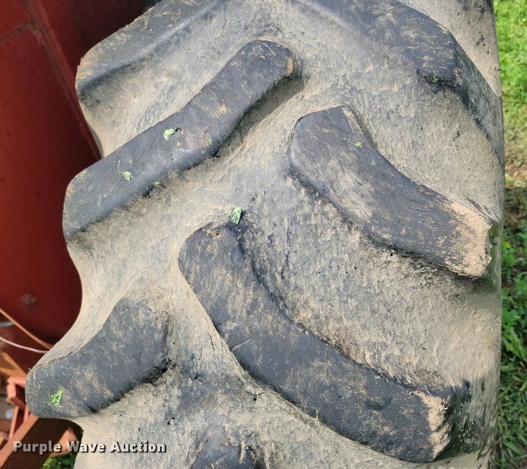 image for item DR4327 1975 International Harvester 574D tractor