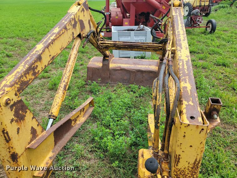 image for item DR4335 International Harvester 2050 Series A loader