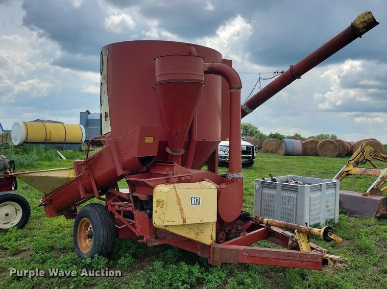image for item DR4337 Farmhand 817 feed grinder/mixer