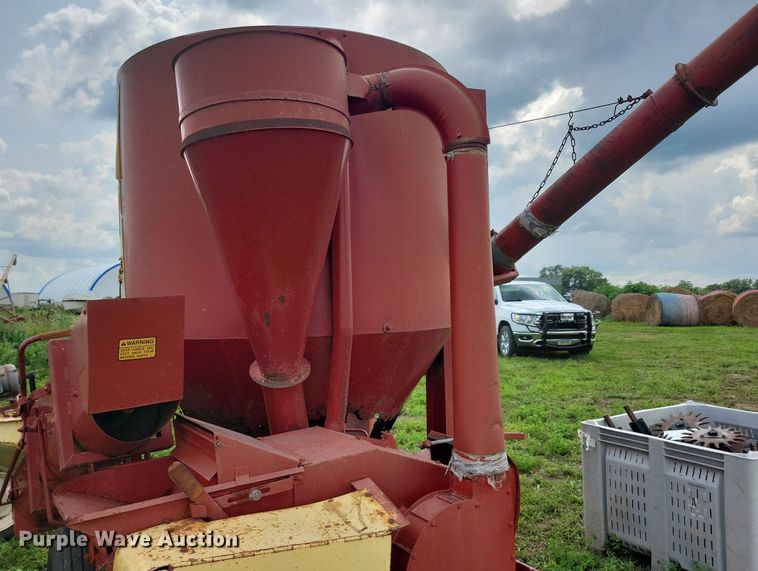 image for item DR4337 Farmhand 817 feed grinder/mixer