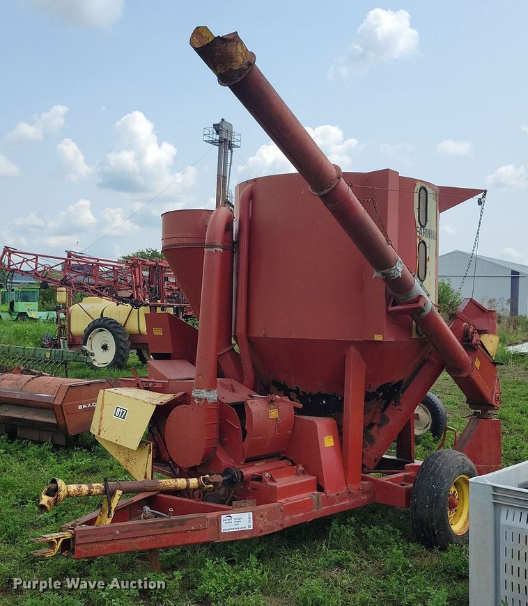 image for item DR4337 Farmhand 817 feed grinder/mixer