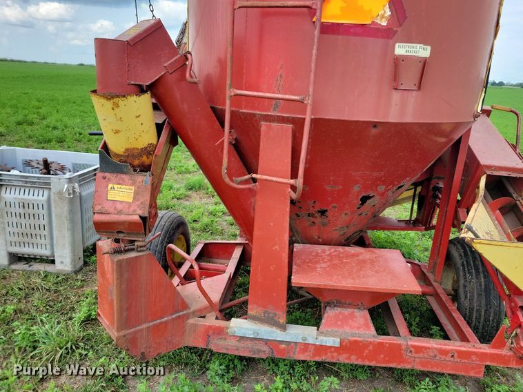 image for item DR4337 Farmhand 817 feed grinder/mixer