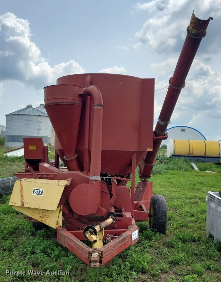 image for item DR4337 Farmhand 817 feed grinder/mixer