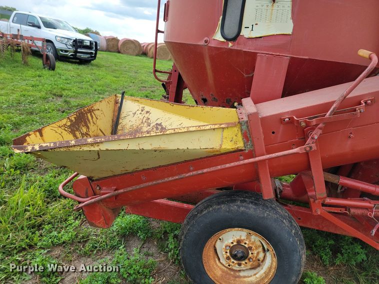 image for item DR4337 Farmhand 817 feed grinder/mixer