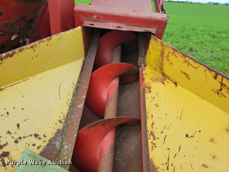 image for item DR4337 Farmhand 817 feed grinder/mixer