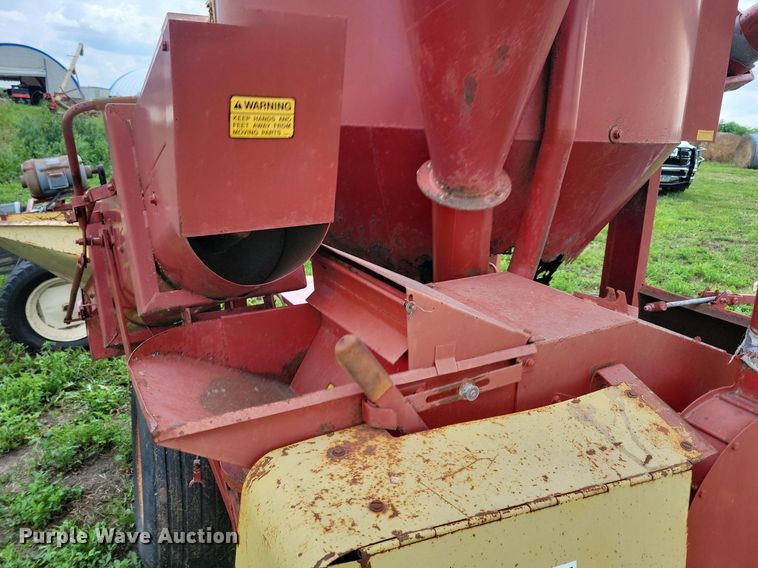 image for item DR4337 Farmhand 817 feed grinder/mixer