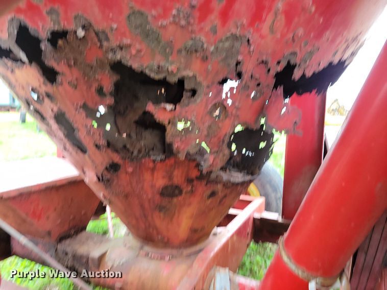 image for item DR4337 Farmhand 817 feed grinder/mixer