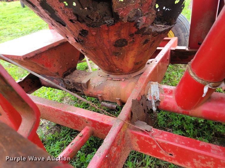 image for item DR4337 Farmhand 817 feed grinder/mixer