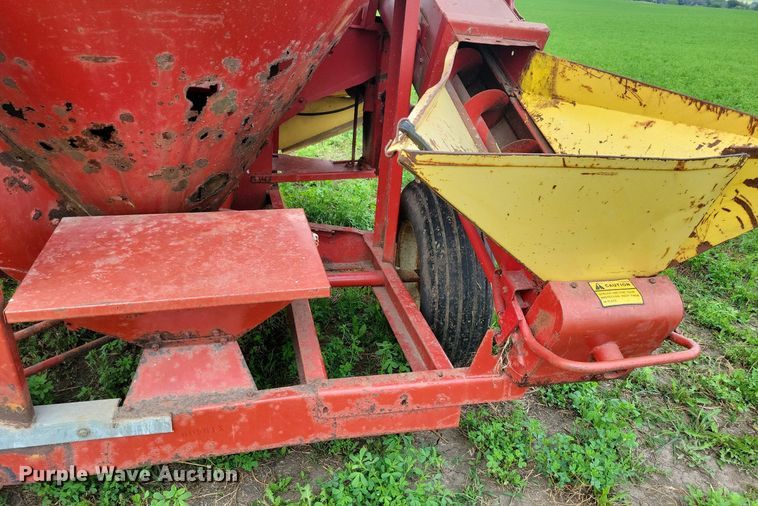 image for item DR4337 Farmhand 817 feed grinder/mixer