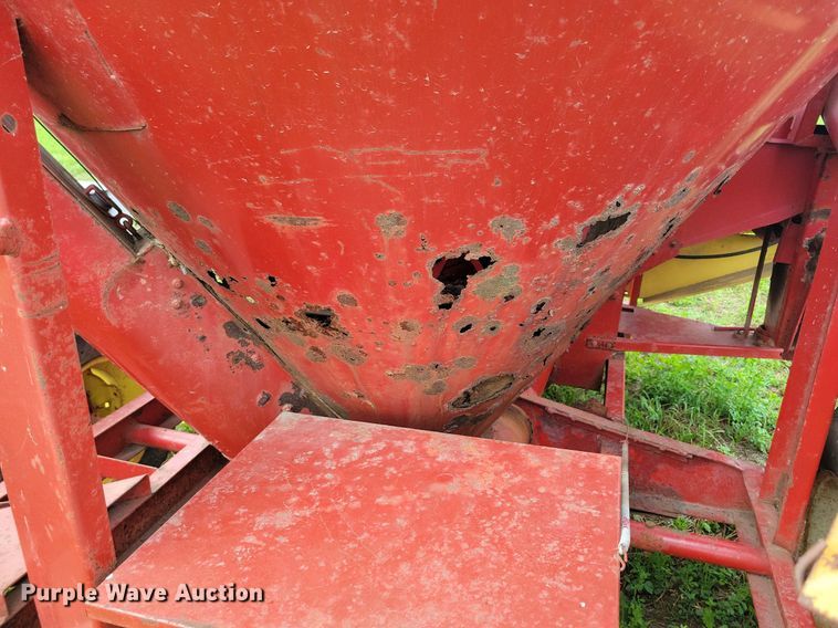 image for item DR4337 Farmhand 817 feed grinder/mixer