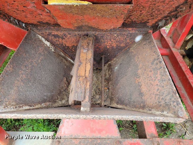 image for item DR4337 Farmhand 817 feed grinder/mixer