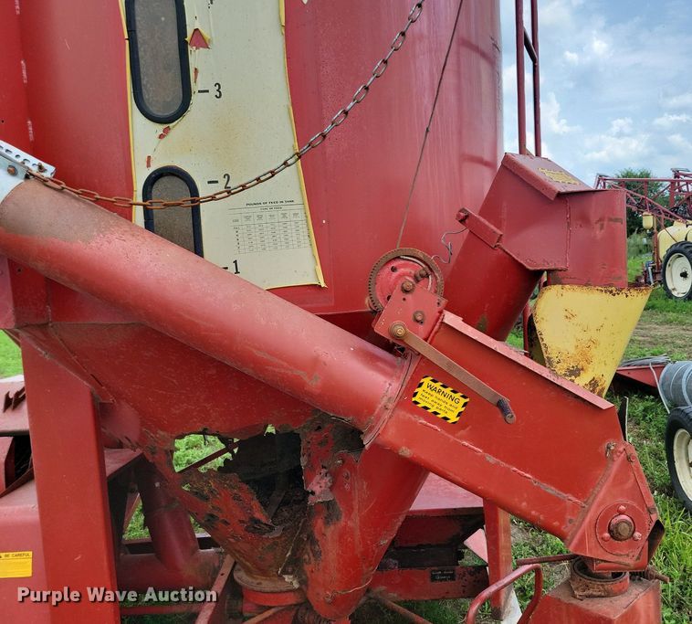image for item DR4337 Farmhand 817 feed grinder/mixer