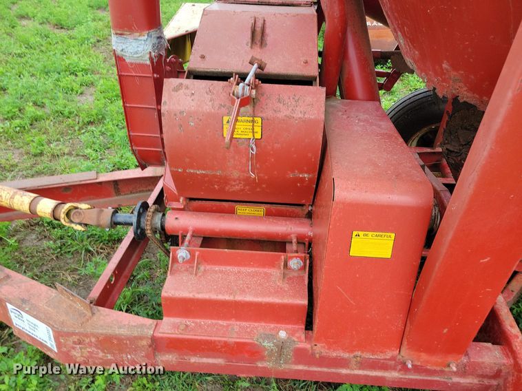 image for item DR4337 Farmhand 817 feed grinder/mixer
