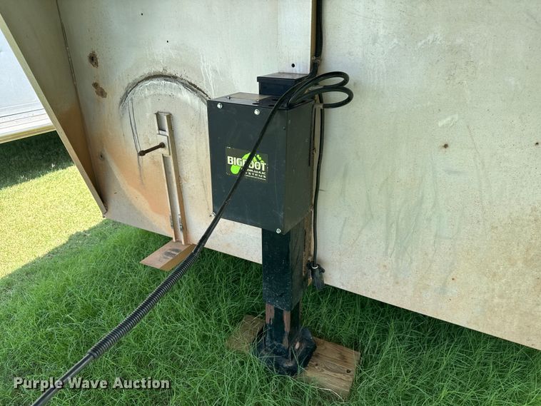 image for item DU3018 2004 Adams horse trailer