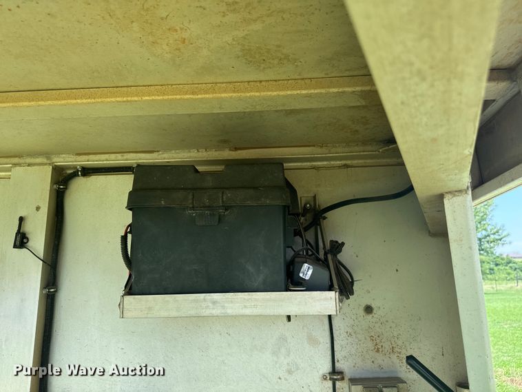 image for item DU3018 2004 Adams horse trailer