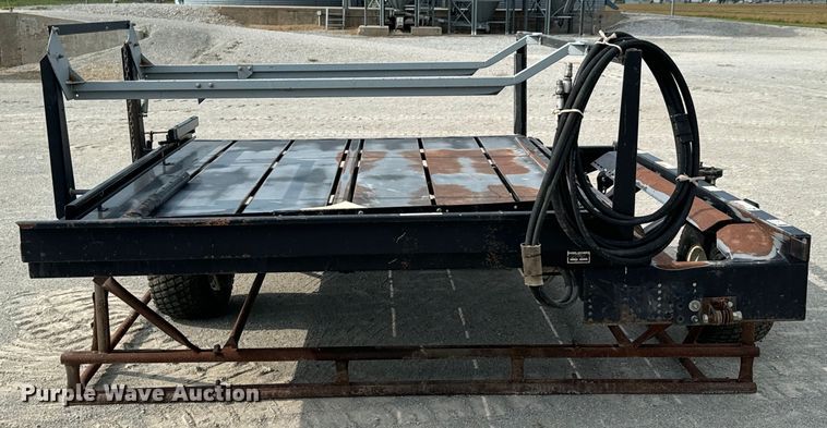 image for item DX0933 Hoelscher 1000 bale accumulator