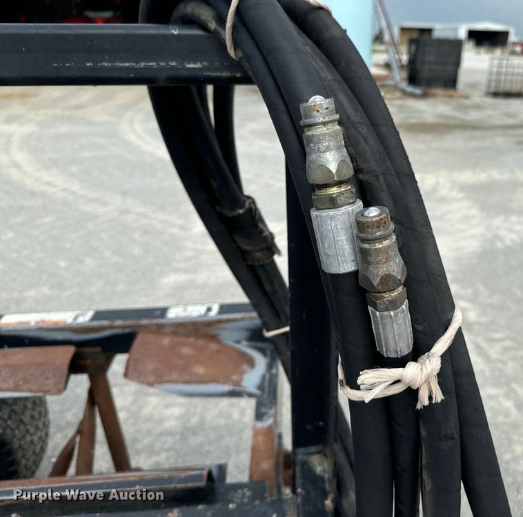 image for item DX0933 Hoelscher 1000 bale accumulator