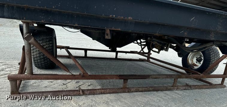 image for item DX0933 Hoelscher 1000 bale accumulator