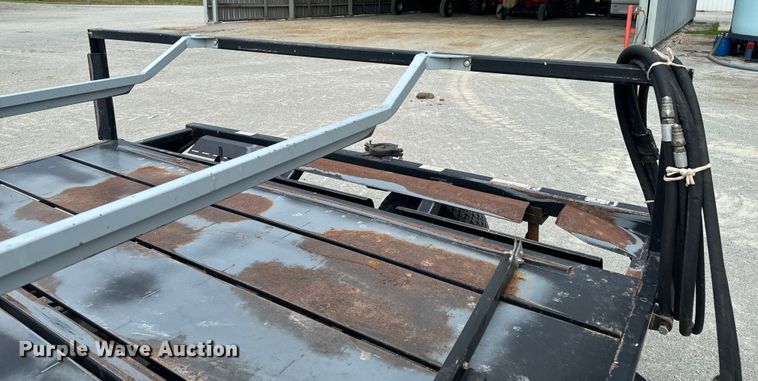 image for item DX0933 Hoelscher 1000 bale accumulator