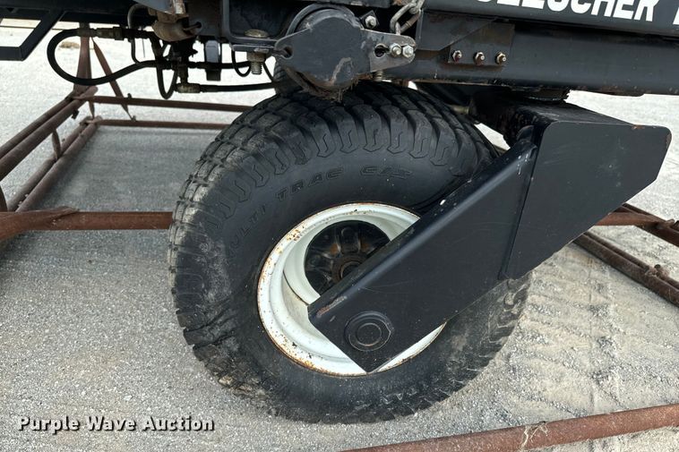 image for item DX0933 Hoelscher 1000 bale accumulator