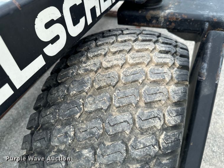 image for item DX0933 Hoelscher 1000 bale accumulator