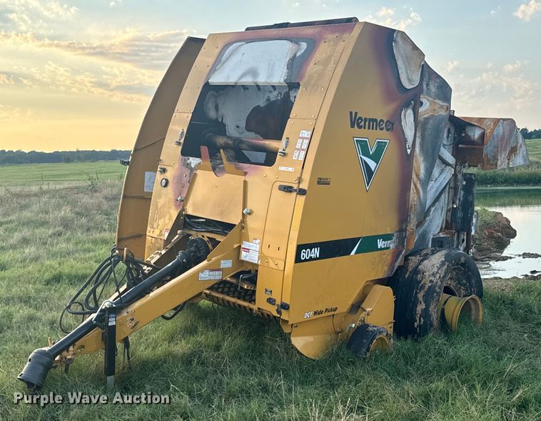 image for item DX0939 Vermeer 604N round baler