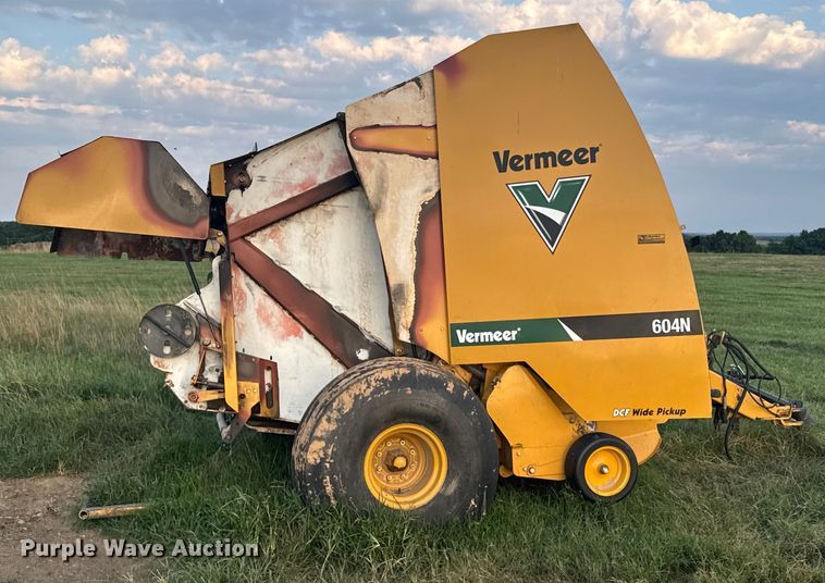 image for item DX0939 Vermeer 604N round baler