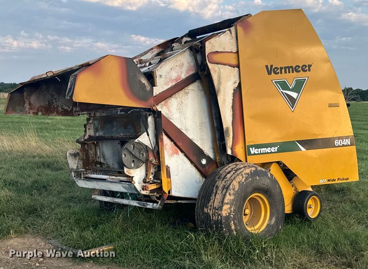 image for item DX0939 Vermeer 604N round baler