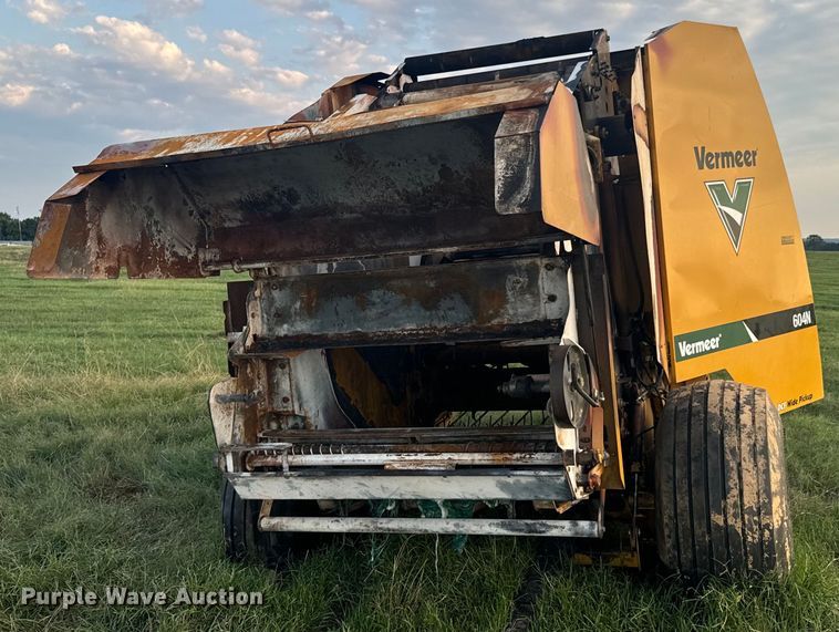 image for item DX0939 Vermeer 604N round baler