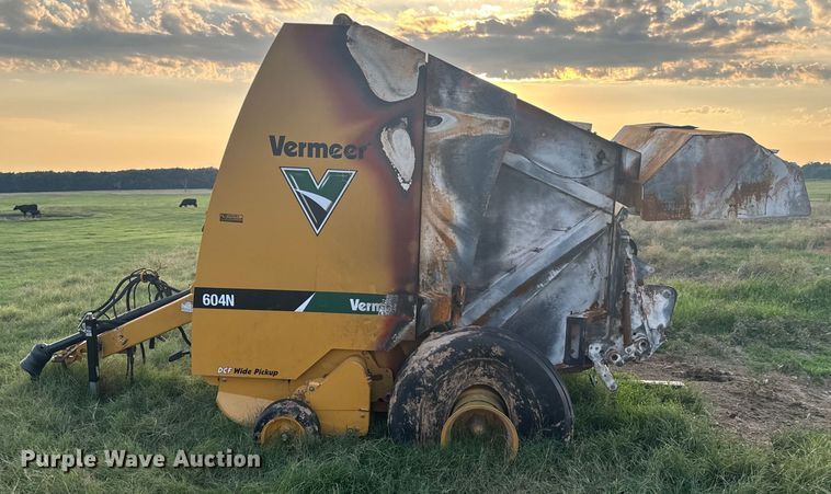 image for item DX0939 Vermeer 604N round baler