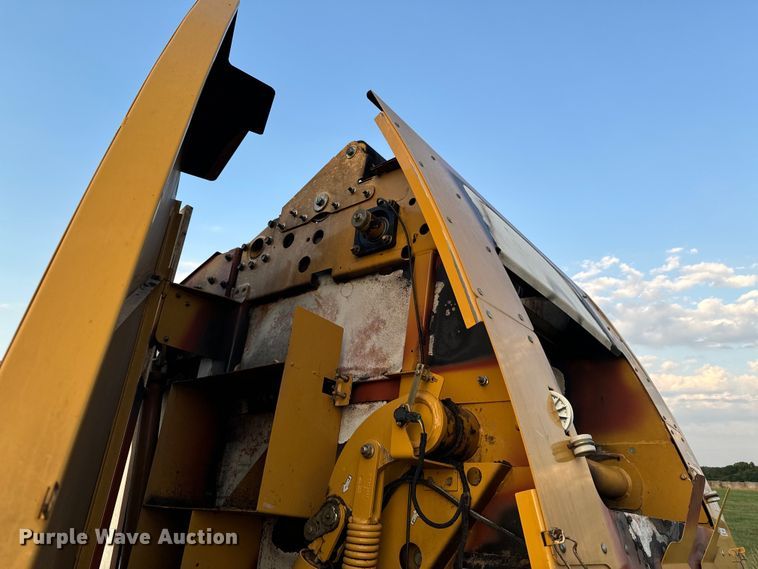 image for item DX0939 Vermeer 604N round baler