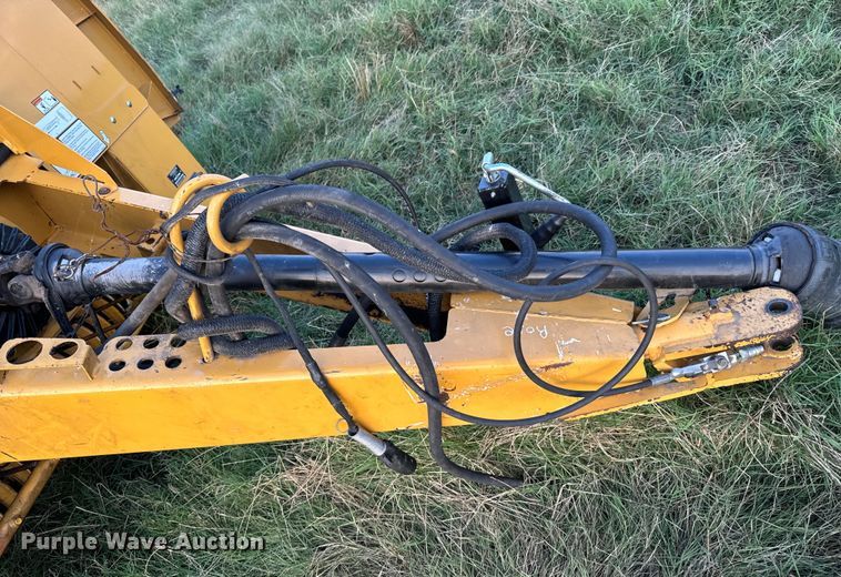 image for item DX0939 Vermeer 604N round baler