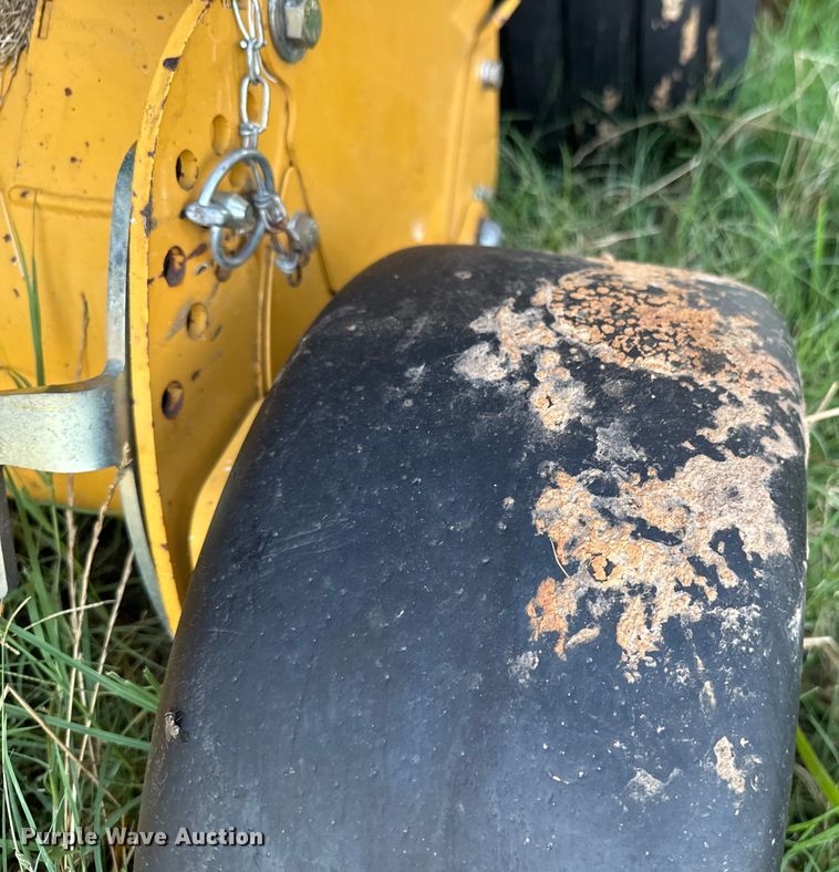 image for item DX0939 Vermeer 604N round baler