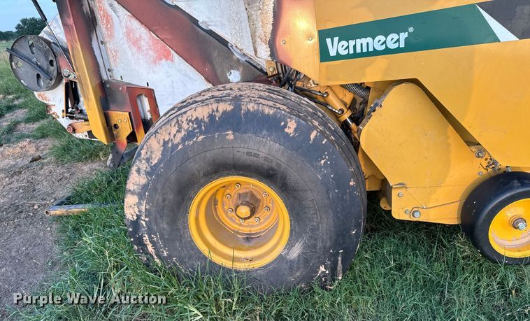 image for item DX0939 Vermeer 604N round baler