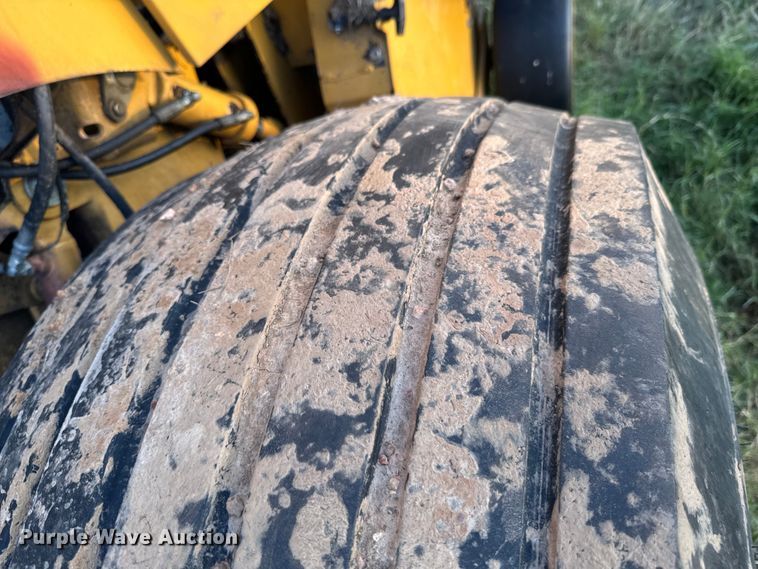 image for item DX0939 Vermeer 604N round baler