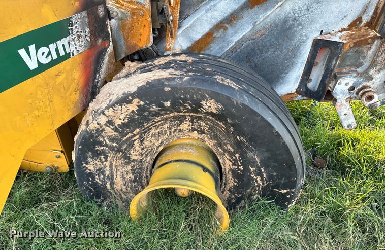 image for item DX0939 Vermeer 604N round baler