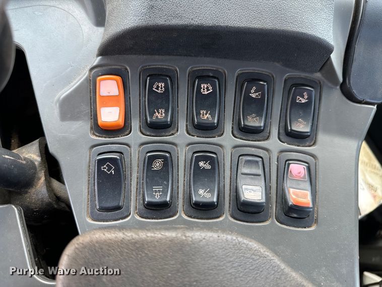 image for item DX0957 2012 Rogator RG900 sprayer