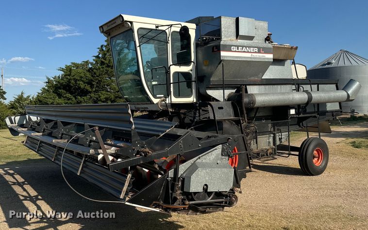 image for item DX3453 1975 Gleaner L combine