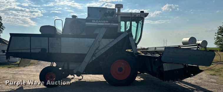 image for item DX3453 1975 Gleaner L combine