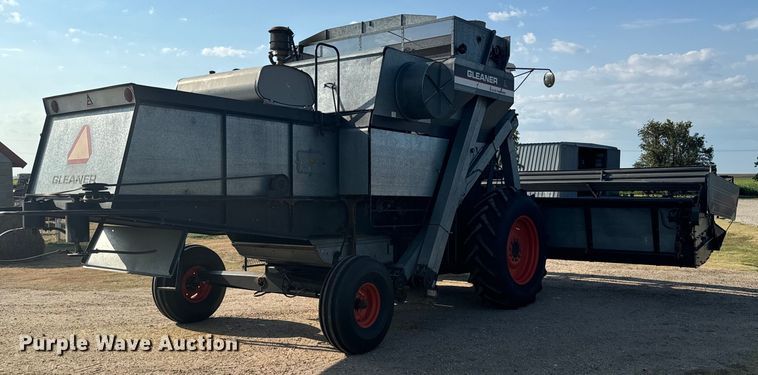image for item DX3453 1975 Gleaner L combine
