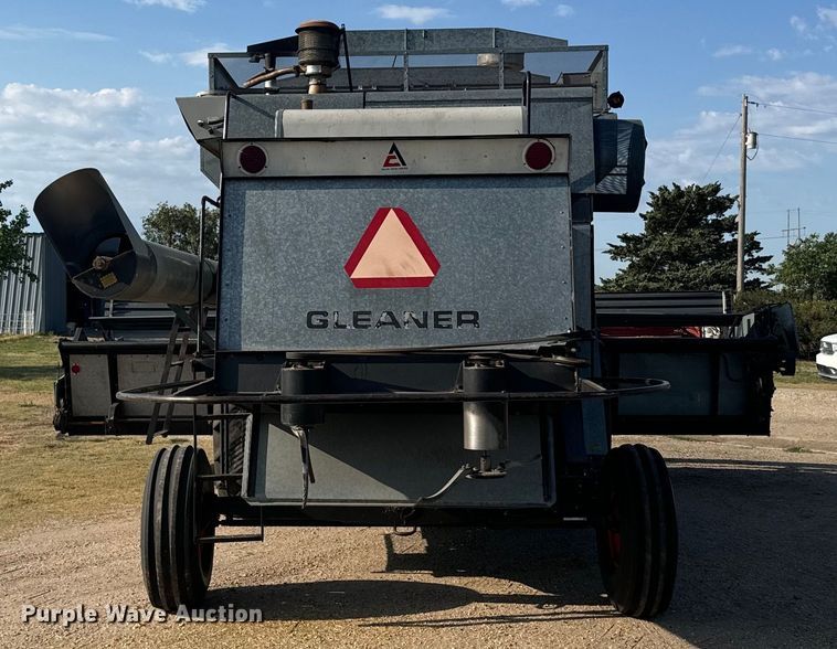image for item DX3453 1975 Gleaner L combine
