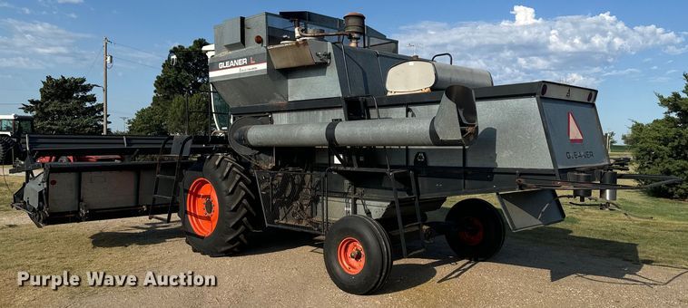 image for item DX3453 1975 Gleaner L combine