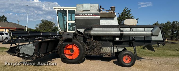 image for item DX3453 1975 Gleaner L combine